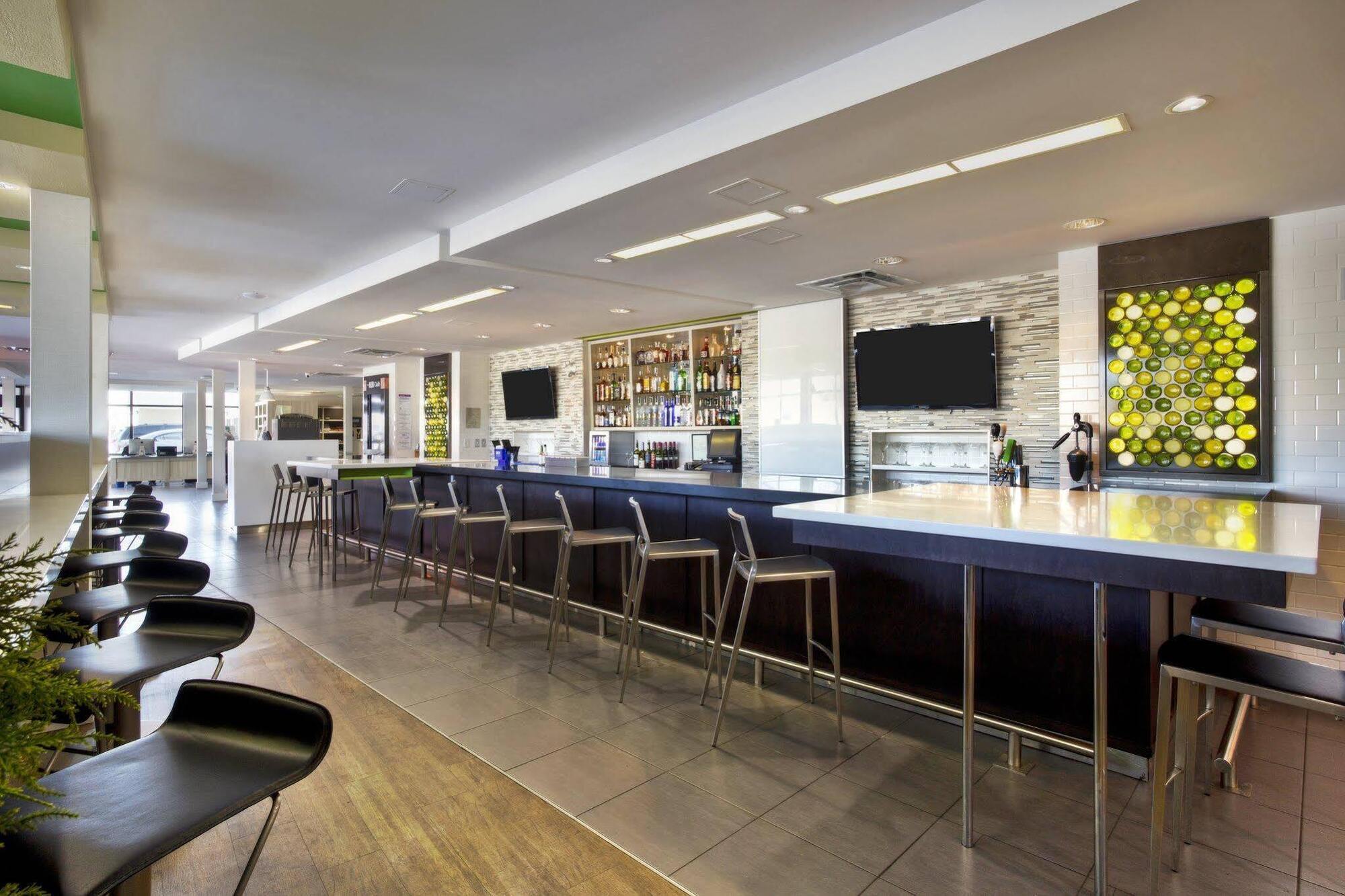 Holiday Inn Express Winnipeg Airport - Polo Park By Ihg Zewnętrze zdjęcie