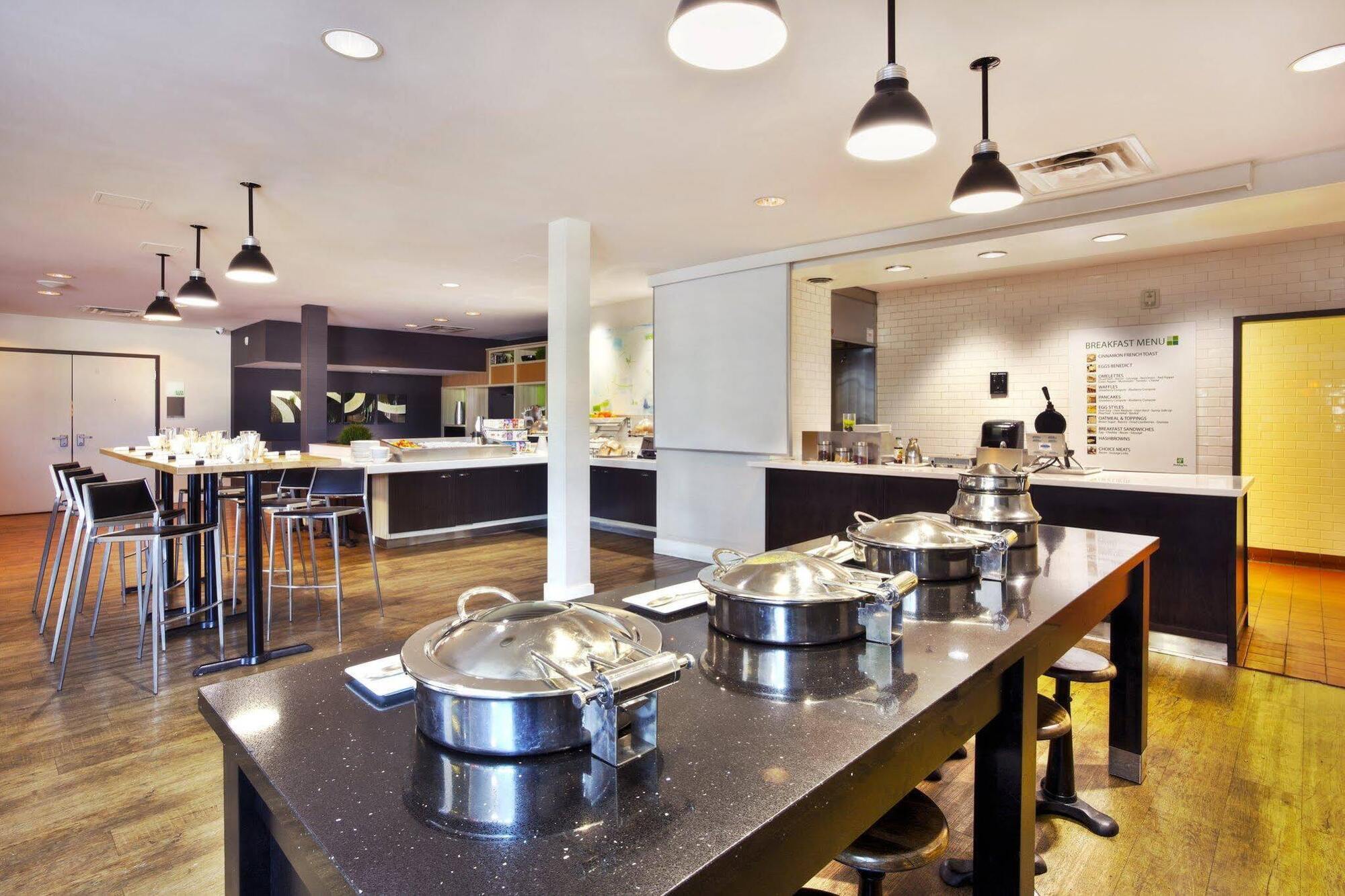 Holiday Inn Express Winnipeg Airport - Polo Park By Ihg Zewnętrze zdjęcie